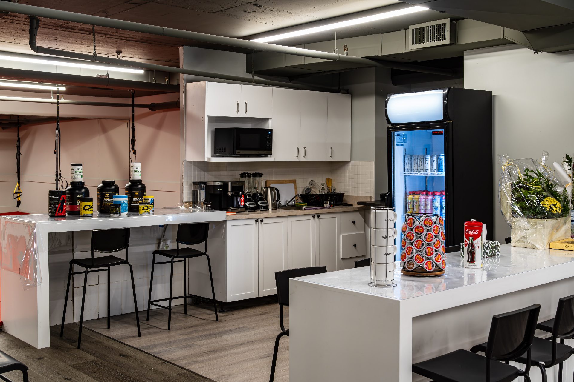 In-house coffee shop and smoothie bar lounge